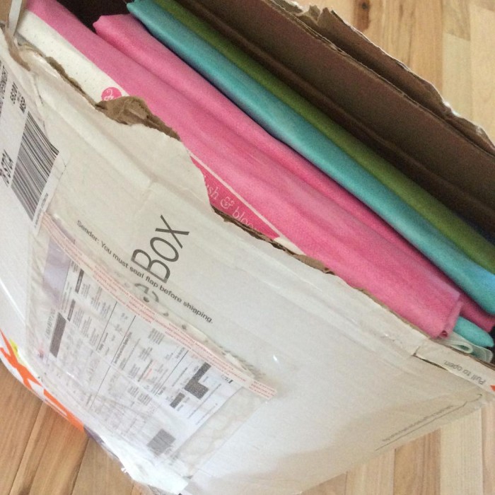 OH MY GOODNESS!!!! Brand new @izapearldesign fabric!!! Shall we unpack the box?? 